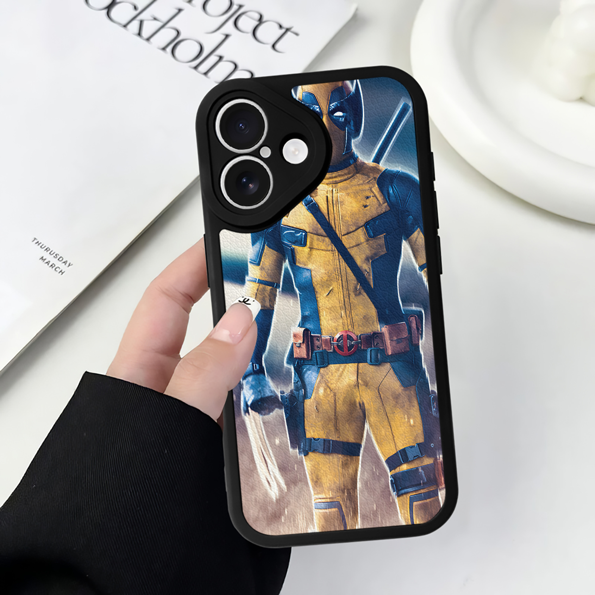 （画像用） アベンジャーズ The Avengers 【iPhone 16シリーズ対応】シリコンスマホケース（レザー調） 材質：シリコン